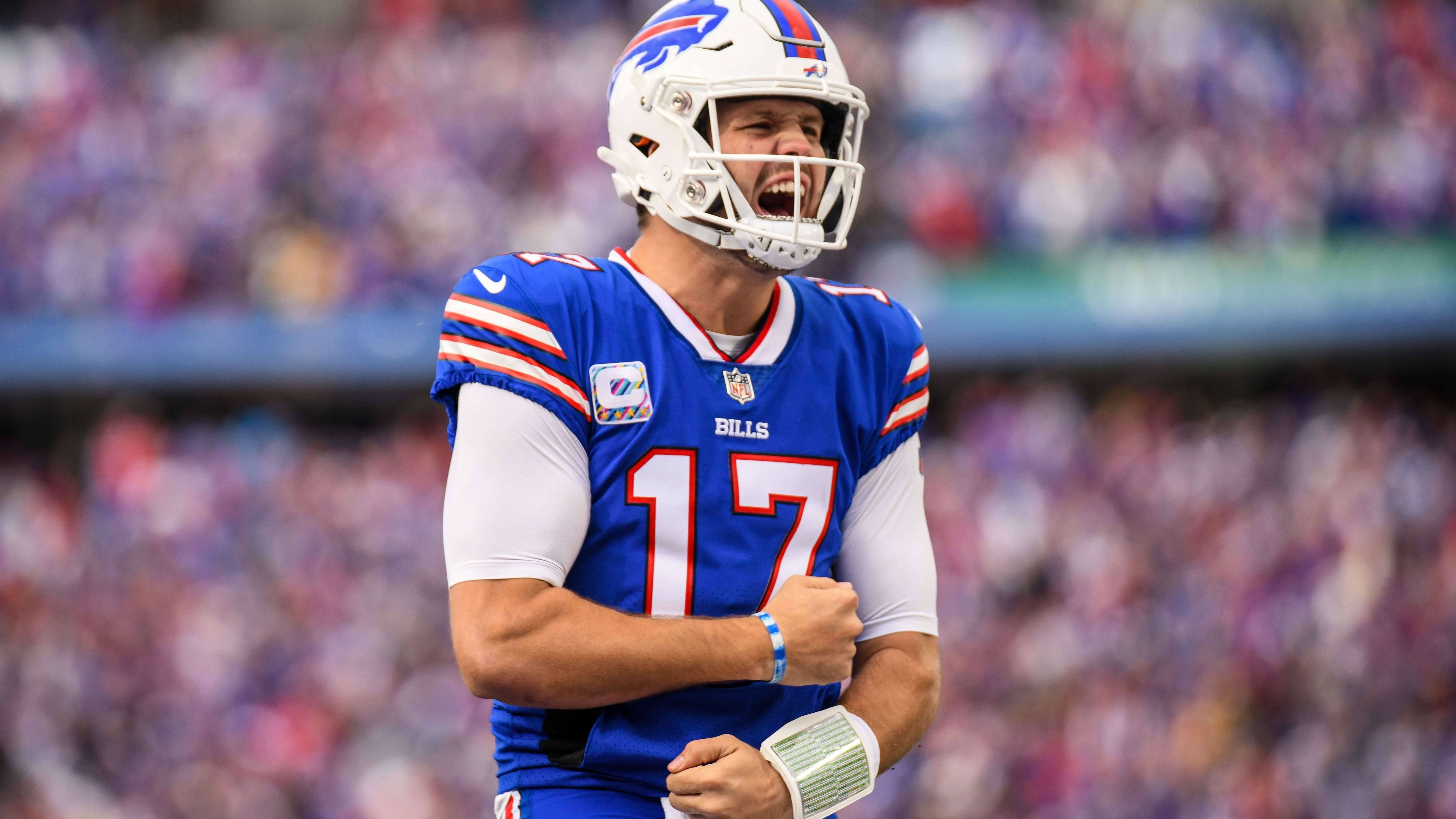 
                <strong>Josh Allen - starker Arm, starke Beine</strong><br>
                Auch die weiteren Zahlen, die er liefert, sprechen für sich: Allen führt in dieser Saison mit 1651 Passing Yards die Statistik an. 14 seiner Pässe haben schon zu Touchdowns geführt, der zweitbeste Wert der Liga. Dass der 26-Jährige einen starken Arm hat, ist bekannt. Aber Allen ist auch lauffreudig unterwegs, zwei Touchdowns hat er schon selbst erzielt. Durchschnittlich erläuft er 6,4 Yards pro Versuch - nur in seiner Rookie-Saison war er erfolgreicher in dieser Statistik (7,1 Yards). Unter den Stammspielern liegt er mit einem Quarterback-Rating von 107,4 auf dem vierten Platz. 
              