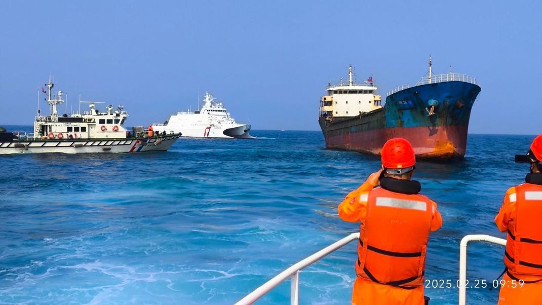 Taiwan, Tainan: Auf einem von der taiwanischen Küstenwache zur Verfügung gestellten Foto ist das unter der Flagge Togos fahrende Frachtschiff "Hongtai" (rechts) neben Schiffen der Küstenwache zu sehen.