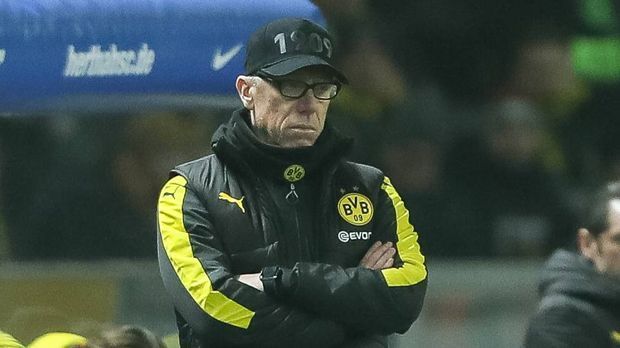 
                <strong>Borussia Dortmund - fünf Trainerwechsel</strong><br>
                Ähnlich wie in Bremen, so wirkt auch beim BVB die siebenjährige Amtszeit von Jürgen Klopp mit zwei Meistertiteln, Pokalsieg und Champions-League-Finale nach. Bereits Klopps Vorgänger Jürgen Röber (rund zwei Monate) und Thomas Doll (rund ein Jahr) hielt es nicht lange im Sattel. Und auch seit Klopps Abgang kommt nicht wirklich Ruhe in den Klub. Thomas Tuchel blieb zwar zwei Saisons, ging aber im Streit. Sein Nachfolger Peter Bosz blieb 161 Tage, ehe nun Peter Stöger das Kommando hat. Vorerst bis zum Saisonende.
              