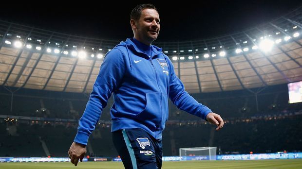 
                <strong>Pal Dardai (Hertha BSC/Ungarn)</strong><br>
                Pal Dardai (Hertha BSC/Ungarn): Was Simeone möglicherweise vor sich hat, hat der Berliner Erfolgscoach schon erlebt. Er trainierte von Februar bis Juli 2015 parallel die Nationalmannschaft Ungarns und den Bundesligisten. Dabei führte er einerseits die Herthaner aus dem Tabellenkeller und legte mit Ungarn den Grundstein für die EM-Teilnahme 2016. Im Juli 2015 gab Dardai das Amt als Nationaltrainer auf - der Deutsche Bernd Storck übernahm.
              