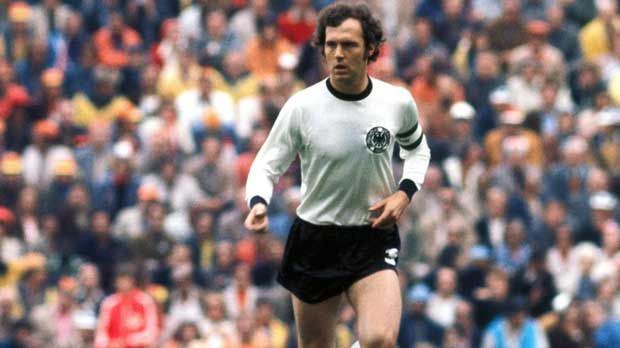 
                <strong>Franz Beckenbauer</strong><br>
                Franz Beckenbauer, Libero: Der "Kaiser" ist das deutsche Element in der Traumelf von Ronaldo. Er ist der zentrale Part in der fiktiven Dreierkette des Brasilianers.
              
