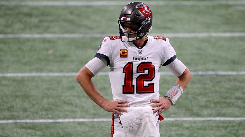 
                <strong>Tampa Bay Buccaneers</strong><br>
                Bei den Tampa Bay Buccaneers ist es anders als bei den vorher genannten Teams, denn dort weiß man ganz genau, wer 2021 der Quarterback sein wird: Tom Brady. Jedoch geht er dann in sein letztes Vertragsjahr und wird vor dem Start der Regular Season 44 (!) Jahre alt. Die Buccaneers müssten sich zwingend nach einem Nachfolger für "TB12" umsehen. Im Idealfall ein Rookie, dem Brady ein Mentor ist, denn einen besseren Lehrer als den "GOAT" und sechsmaligen Super Bowl-Sieger kann man sich kaum wünschen.
              