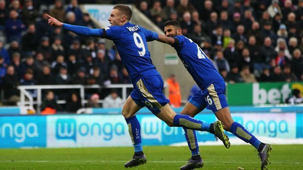 
                <strong>Jamie Vardy</strong><br>
                Jamie Vardy: Der Stürmer von Leicester City trifft im zehnten Spiel in Folge. Mit dieser unglaublichen Leistung stellt er den Rekord von Ruud van Nistelrooy aus dessen Zeit bei Manchester United ein. Ein weiteres Tor fehlt Vardy noch, um alleiniger Rekordhalter zu sein - zufälligerweise trifft Leicester am kommenden Samstag auf Manchester United. Sollte der 27-Jährige treffen, trägt er sich wohl für eine lange Zeit in die Geschichtsbücher der Premier-League ein.
              