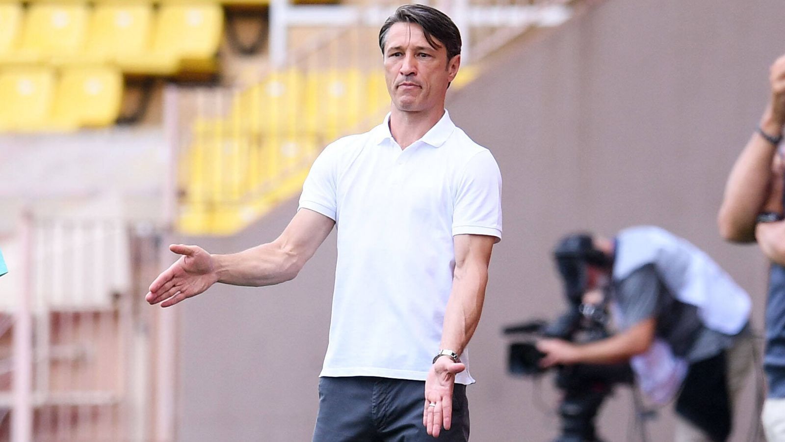 
                <strong>Niko Kovac (AS Monaco)</strong><br>
                Auch der ehemalige Bayern-Coach Niko Kovac ist zurück im Geschäft und soll der AS Monaco wieder zu früheren Erfolgen verhelfen. Der 48-Jährige unterschrieb im Fürstentum einen Vertrag bis 2023 und hat auch Bruder Robert als Co-Trainer wieder an seiner Seite. Schon nach wenigen Wochen der Vorbereitung soll Kovac eine große Anzahl an Spielern aussortiert haben, teilweise sind darunter große Namen wie Keita Balde. Auch die Zukunft von Cesc Fabregas oder Stevan Jovetic dürfte noch offen sein. Sein Pflichtspiel-Debüt in Monaco feierte Kovac bereits beim Ligue-1-Auftakt zuhause gegen Stade Reims. Nach frühem 0:2-Rückstand holte Monaco dabei durch den 2:2-Endstand immerhin noch einen Punkt. 
              