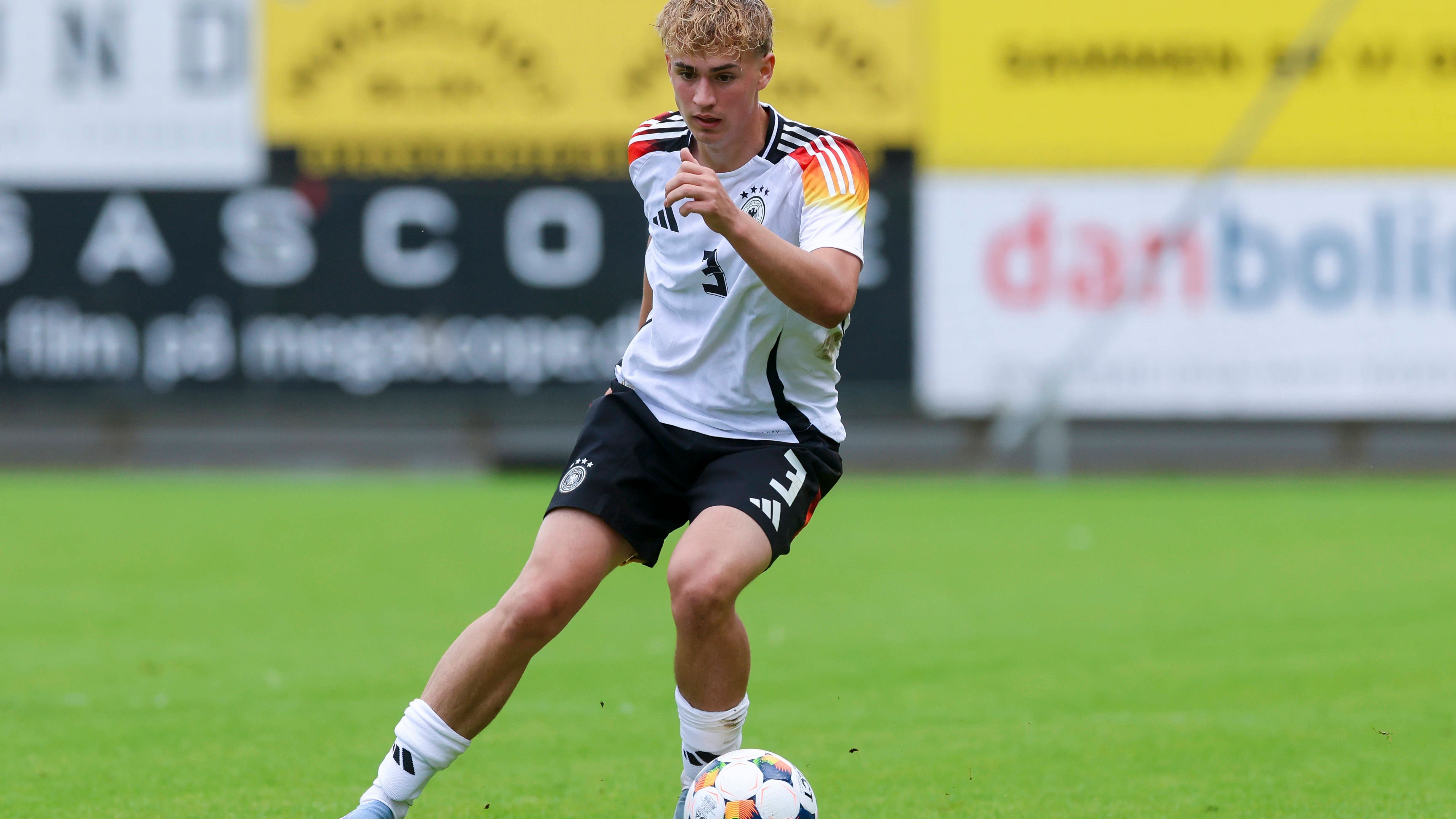 <strong>Maximilian Hennig (SpVgg Unterhaching)</strong><br>In Unterhaching gab es in der Saison 2024/25 noch einen zweiten Bayern-Leihspieler: Maximilian Hennig. Der 18-Jährige sollte beim Drittligisten den Sprung in den Erwachsenenfußball bewältigen, nachdem er beim Rekordmeister bislang in der U19 und in der UEFA Youth League aktiv war. Der Vertrag des Linksverteidigers läuft noch bis 2027. In Haching gehörte er zum Stammpersonal. Auch er kommt erstmal zurück zum FCB.