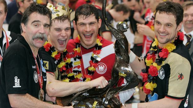 
                <strong>Weltmeisterschaft 2007</strong><br>
                Weltmeisterschaft 2007: Bundestrainer Heiner Brand führt seine Stars wie Henning Fritz, Michael Kraus und Co. zum WM-Titel. Ein Handball-Boom in Deutschland bricht aus. Doch schon in der Stunde des Erfolgs mahnt Brand, dass die Jugendarbeit der Bundesligisten zu wünschen übrig lässt. Er sollte Recht behalten …
              