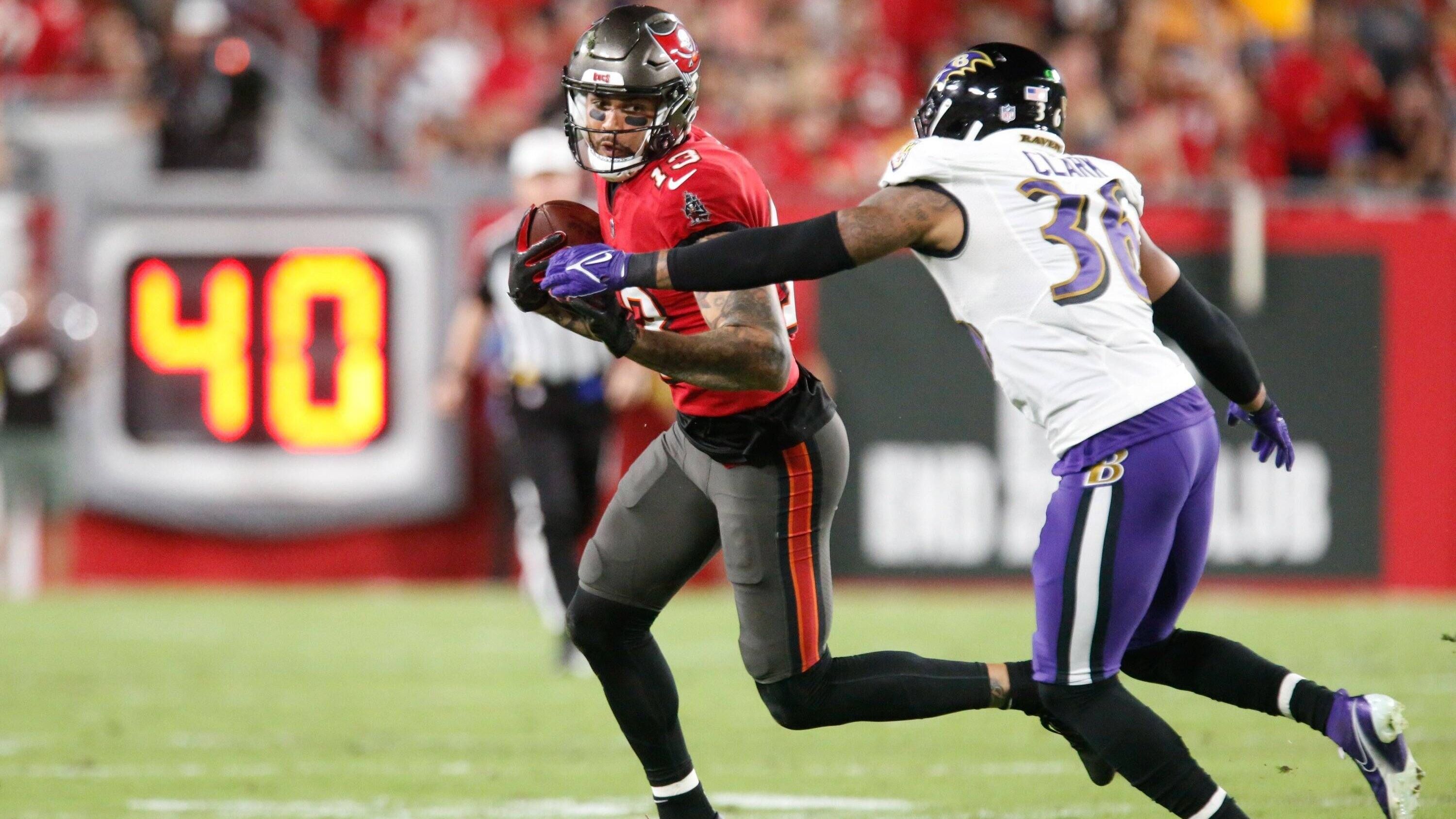 <strong>Mike Evans (Wide Receiver)</strong><br>Stattdessen könnte es einen Ring mit den <strong><em>Baltimore Ravens</em></strong> geben. Die haben keinen echten, großen Receiver tief und setzen eher auf Schnelligkeit. Evans könnte eine vorhandene Nische in der Ravens-Offense bedienen und Lamar Jackson eine weitere starke Anspielstation bieten.