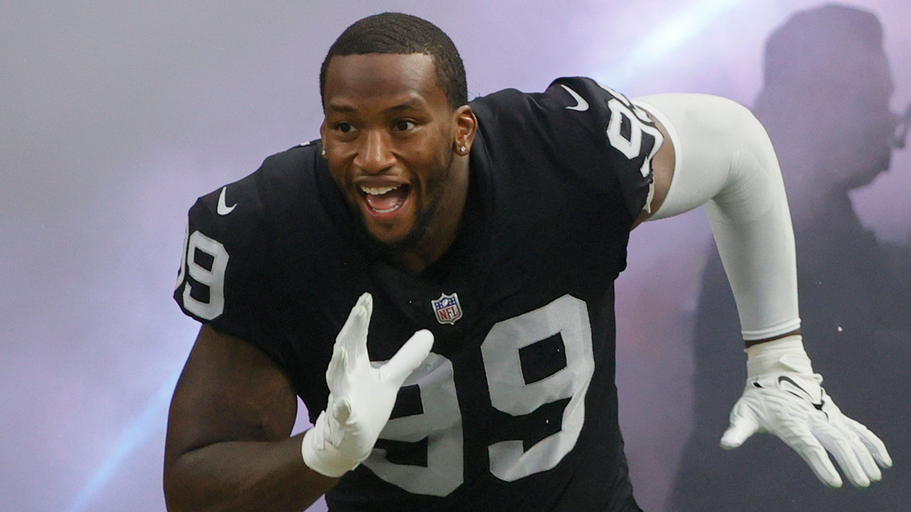 
                <strong>Clelin Ferrell – Defensive End, Clemson (4. Pick, Draft 2019)</strong><br>
                Auf der dringenden Suche nach einem Pass Rusher entschieden sich die Raiders an der vierten Stelle für Clemson-Star Clelin Ferrell. Der Pick überraschte damals viele Experten, der 120 Kilo-Koloss galt auf vielen Draft-Boards als später Erstrundenpick. Ferrell, der als frischgebackener National Champion in die NFL wechselte, wurde den Erwartungen nie wirklich gerecht, in drei Spielzeiten verbuchte er nur magere 7,5 Sacks. Im April 2022 verkündeten die Raiders, dass sie die mögliche Fifth-Year-Option des Rookie-Vertrags nicht aktivieren werden – somit spielt Ferrell in seine womöglich letzte Saison in Las Vegas.
              