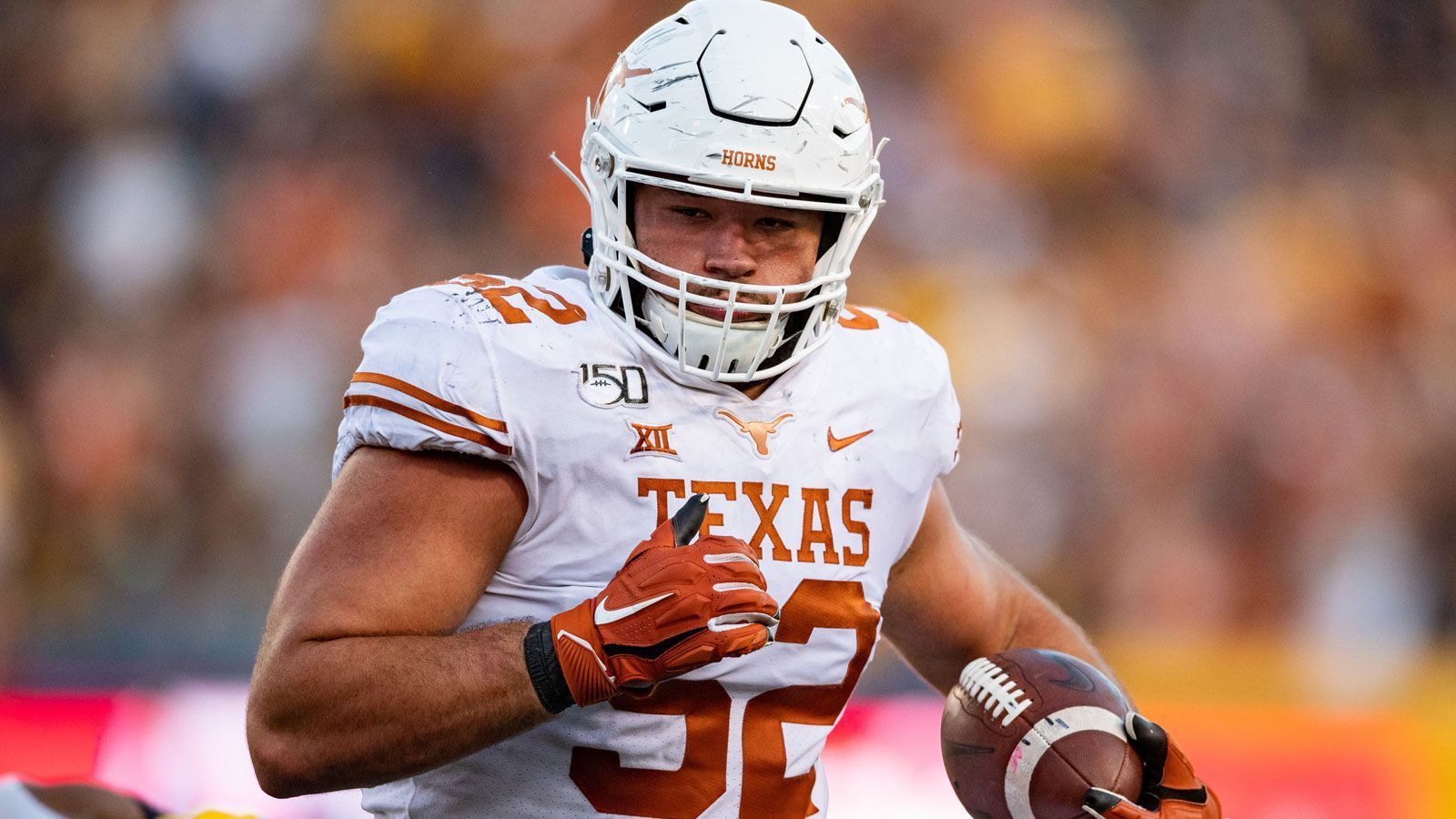 
                <strong>31. Pick: Kansas City Chiefs - Samuel Cosmi (Offensive Tackle)</strong><br>
                Kansas City hat nicht viele Schwächen, eine davon wurde im Super Bowl jedoch gnadenlos offenbart. Mahomes braucht eine bessere Offensive Line, in der Free Agency kam bereits Guard Joe Thuney, ein Tackle fehlt nach den Entlassungen von Mitchell Schwartz und Eric Fisher aber weiterhin. Cosmi hat sich am College bewährt, spielt seit drei Jahren konstant auf hohem Niveau und steigerte sich Jahr für Jahr. Der Tackle ließ 2020 nur acht QB-Pressures zu.
              