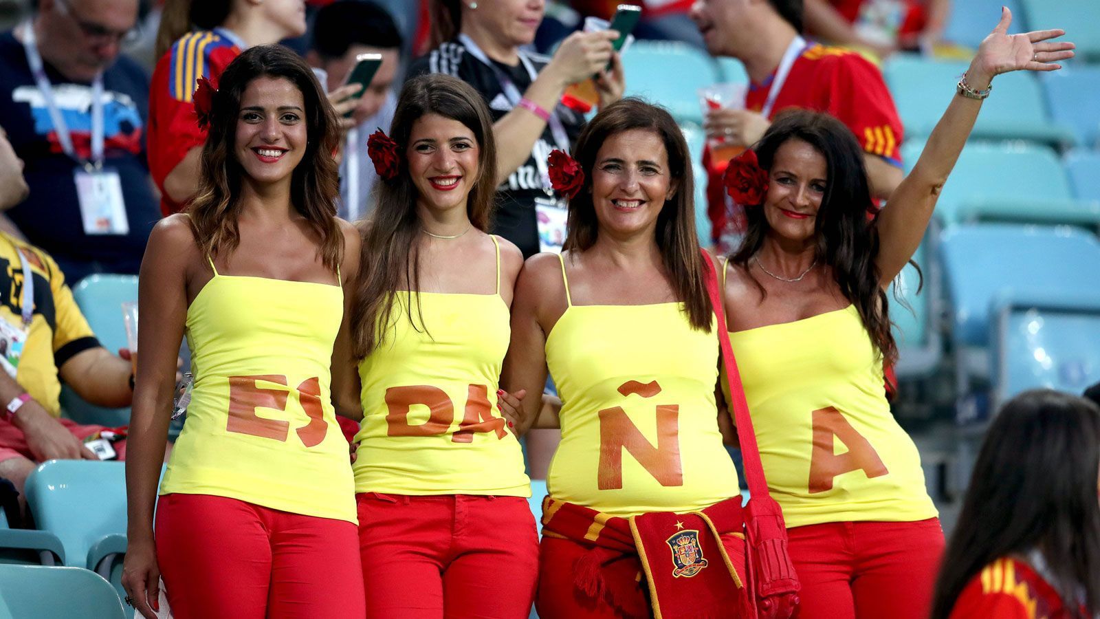 
                <strong>Sexy Fans</strong><br>
                Spaniens Fans ließen sich von der kurzfristigen Trainerentlassung nicht beirren.
              