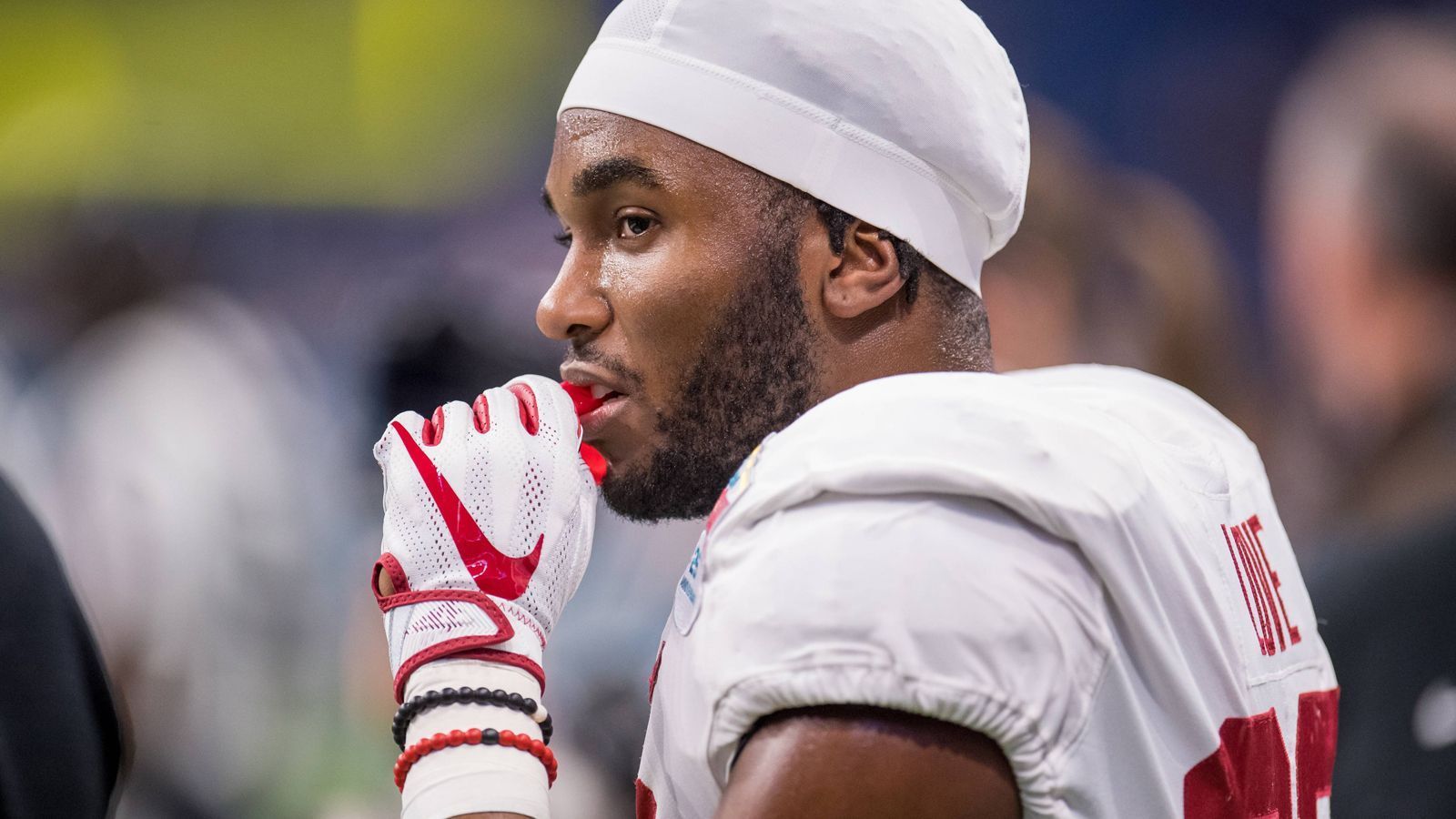 
                <strong>Bryce Love (Running Back, Stanford)</strong><br>
                Bryce Love ist in der vergangenen Saison mit 2118 Rushing-Yards regelrecht durchgestartet. Der nur 1,78 Meter große Running Back hat an seiner Universität sämtliche Rekorde aufgestellt. Der Lohn: Love gewann unter anderem den Doak Walker Award und wurde zum Pac-12 Offensive Player of the Year ernannt. Er ist vielleicht nicht so ein Ausnahmetalent wie der diesjährige Second-Overall-Pick Saquon Barkley, dürfte aber ein sicherer Kandidat für die 1. Runde sein.
              