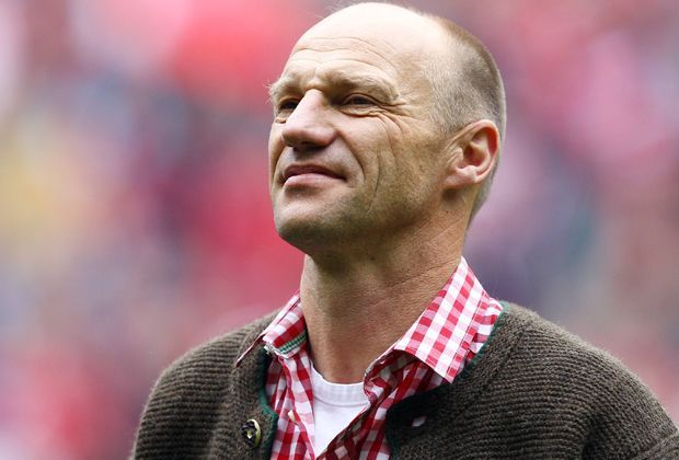 
                <strong>Hans Pflügler</strong><br>
                Sein Herz hängt am FC Bayern, fast seine gesamte Karriere spielte er bei den Münchnern. Noch heute arbeitet er im Verein, ist dort in der Direktion "Merchandising/Outlets und Lizenzen" tätig. Gehörte zum Weltmeister-Kader 1990.
              