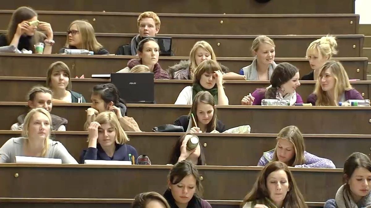 Studenten sitzen in einem Vorlesungssaal.