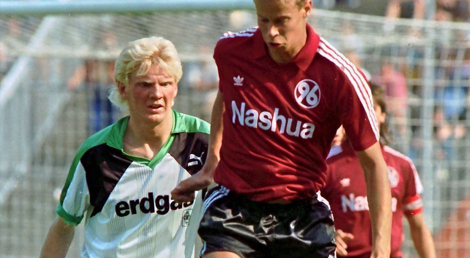 
                <strong>So sah die Welt aus, als Gladbach zuletzt in Düsseldorf gewann </strong><br>
                Das Spiel wurde damals durch einen gewissen Stefan Effenberg (links; hier gegen Hannover 96) entschieden. Der "Tiger" verwandelte einen Foulelfmeter in der 80. Minute. Die Saison war für beide Klubs so bieder, wie sich das Ergebnis anhört. Fortuna schaffte immerhin als Aufsteiger mit Platz neun eine Saison ohne Abstiegssorgen. Die hatten dafür die Gladbacher, die bis zum letzten Spieltag zittern mussten. Mit Bayer Uerdingen "einigte" man sich am letzten Spieltag auf ein 0:0, das beiden Vereinen zum Klassenerhalt reichte.
              