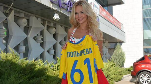 
                <strong>Das Gesicht der WM 2018: Victoria Lopyreva</strong><br>
                Lopyreva ist Fan des russischen Fußballvereins FC Rostow. In der südrussischen Stadt hat das Model studiert.
              