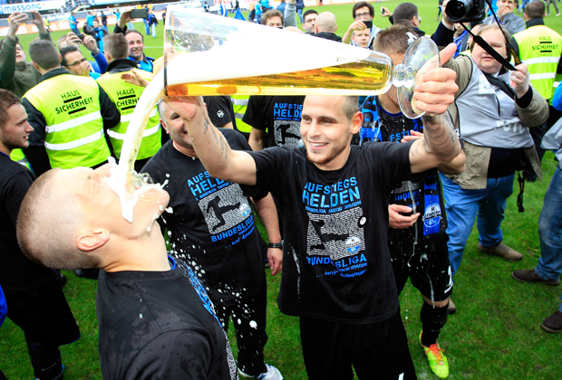 
                <strong>SC Paderborn (2014)</strong><br>
                Ähnlich überraschend ist auch der Aufstieg des SC Paderborn vor einem Jahr. Die Ostwestfalen krebsen jahrelang in der 2. Liga herum und starten auch 2013/14 verhalten. Nach einer furiosen Rückrunde stieg Paderborn direkt auf - und am Ende heißt es: "Hoch die Tassen"!
              