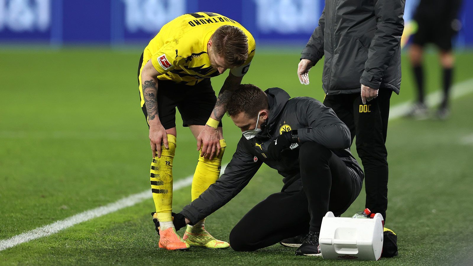 
                <strong>Reus verletzt sich nach Foul von Darida</strong><br>
                Obwohl er erst noch versucht weiterzuspielen, muss Reus wenig später das Spielfeld verlassen. An der Seitenlinie nimmt ihn die medizinische Abteilung des BVB in Empfang.
              