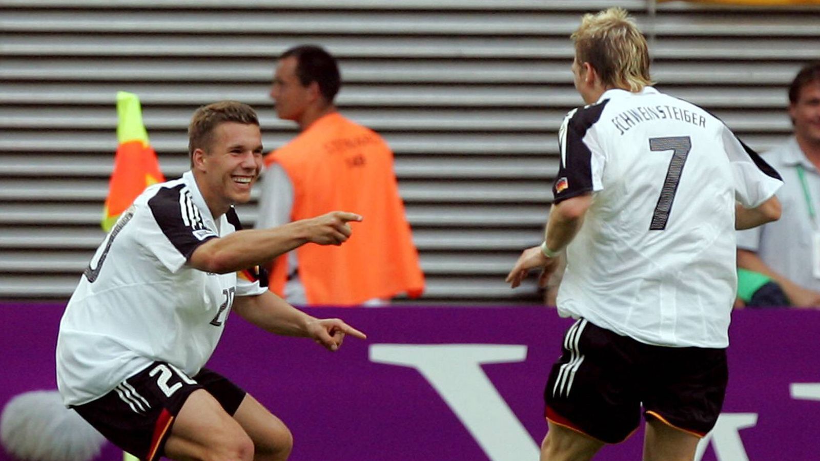 
                <strong>Schweini und Poldi verzaubern Deutschland</strong><br>
                Die deutsche Nationalmannschaft trat nach dem peinlichen Vorrunden-Aus bei der EM 2004 runderneuert an. Unter dem Trainergespann Jürgen Klinsmann und Jogi Löw begeisterten Schweini und Poldi die Massen. Insgesamt erzielte das DFB-Team in drei Spielen 15 Tore und gewann das Spiel um Platz drei gegen Mexiko. Der Grundstein zum Sommermärchen war gelegt.
              