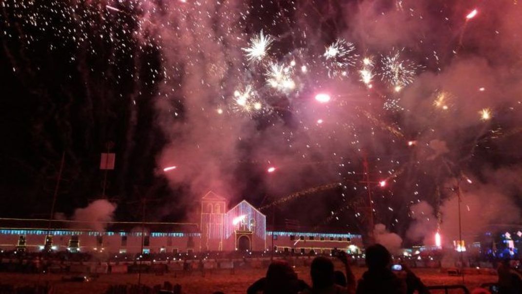 Stimmungsvoll und spektakulär: Der Dorfplatz im kolumbianischen Ort Villa de Leyva wird zur Bühne für einen Feuerwerk-Wettbewerb.