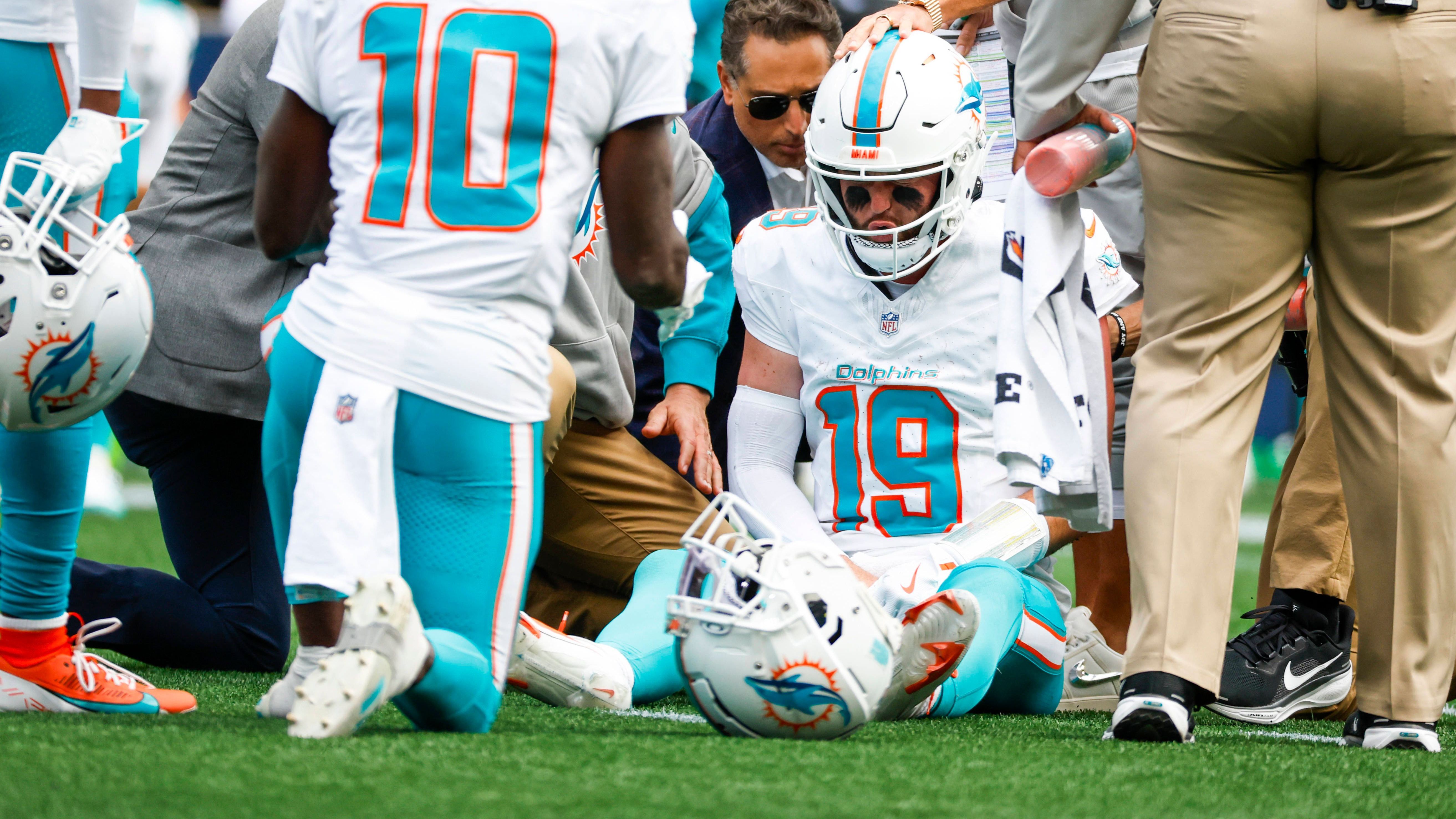 <strong>Skylar Thompson (Miami Dolphins)</strong><br>Nachdem Tua Tagovailoa auf die Injured-Reserve-Liste gesetzt wurde, muss womöglich auch Dolphins-Backup Skylar Thompson passen. "Er hat eine ziemlich schmerzhafte Verletzung an den Rippen", offenbarte Head Coach Mike McDaniel. Im Training am Donnerstag machte er laut US-Medien keinen fitten Eindruck. Als Backups stehen Tim Boyle oder der neu verpflichtete Tyler Huntley bereit.