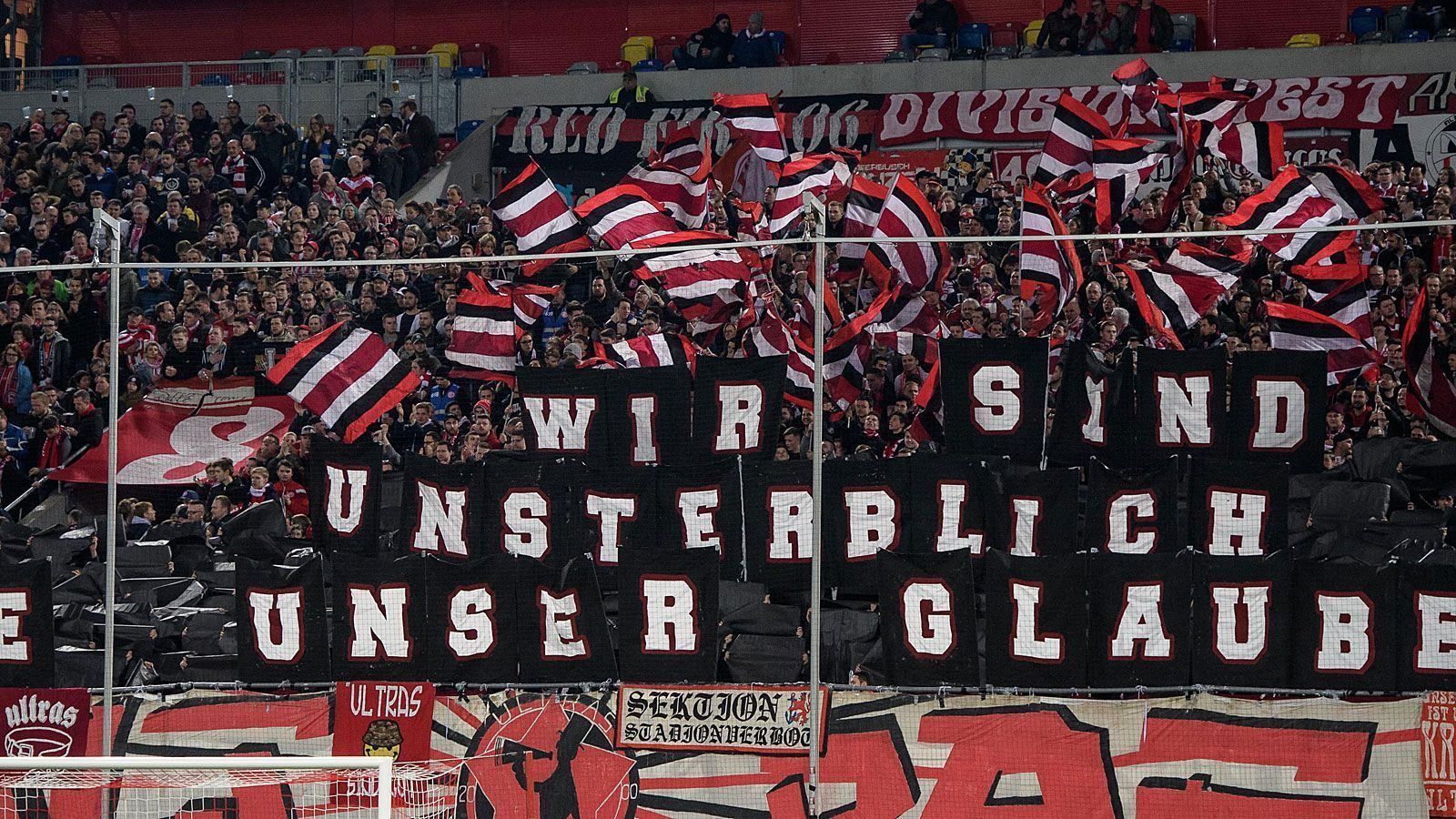 
                <strong>Platz 15: Fortuna Düsseldorf (Merkur Spiel-Arena)</strong><br>
                Auslastung: 80,3 ProzentKapazität: 54.600Zuschauerschnitt: 43.845Ausverkaufte Spiele: 4
              