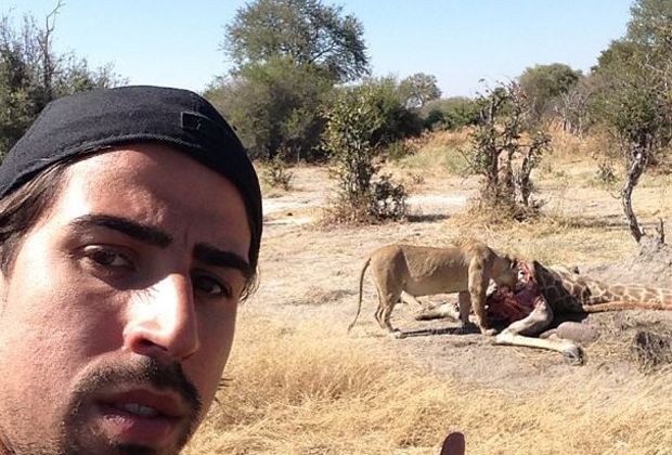 
                <strong>Urlaubsgrüße </strong><br>
                Ein tierisches Selfie postet der Weltmeister Sami Khedira aus seinem Afrika-Urlaub. Auf seiner Safari-Tour entdeckt der WM-Held eine Löwin, die sich gerade über eine erlegte Giraffe hermacht und knipst ein Foto.
              