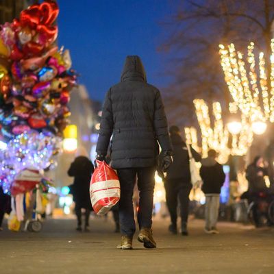 Ein Passant läuft mit einer Einkaufstasche durch die Innenstadt von Hannover.