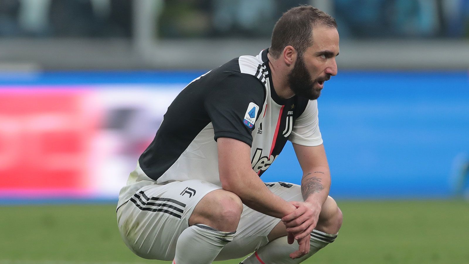 
                <strong>Gonzalo Higuain</strong><br>
                Der argentinische Sturmtank ist ebenfalls ein Streichkandidat bei Juventus. 2016 wechselte Higuain von Ligarivale SSC Neapel nach Turin, wurde mit der "Alten Dame" aber nie wirklich warm. Zum Saisonauftakt erschien der 32-Jährige bereits leicht übergewichtig und mit Sturmkollege Cristiano Ronaldo fehlte oft die Abstimmung. In der Saison 2018/19 wurde Higuain gleich zweimal verliehen, zum AC Mailand und zum FC Chelsea, allerdings konnte er auch dort nicht langfristig überzeugen. Auch sein Vertrag läuft noch bis 2021.
              