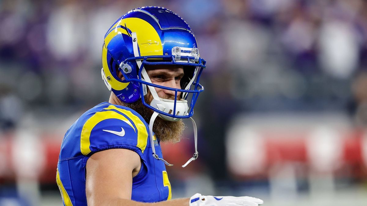 GLENDALE, AZ - JANUARY 13: Los Angeles Rams wide receiver Cooper Kupp (10) waves to his family before the NFL, American Football Herren, USA Wild Card Playoff football game between the Minnesota Vi...