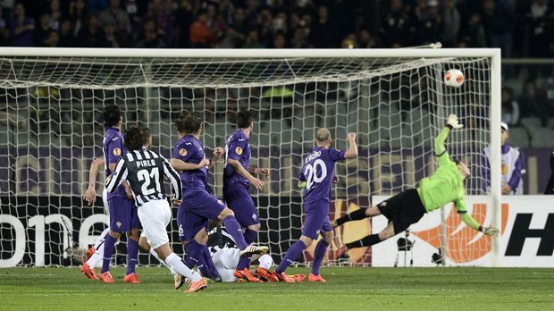
                <strong>Andrea Pirlo bringt sein Team ins Halbfinale</strong><br>
                Juventus Turin spielt gegen Benfica Lissabon um den Einzug ins Europa-League-Finale. Auf dem Weg dorthin hat Andrea Pirlo die entscheidenden Tore geschossen. Sein Freistoß-Treffer gegen den AC Florenz brachte Juventus Turin ins Viertelfinale.
              