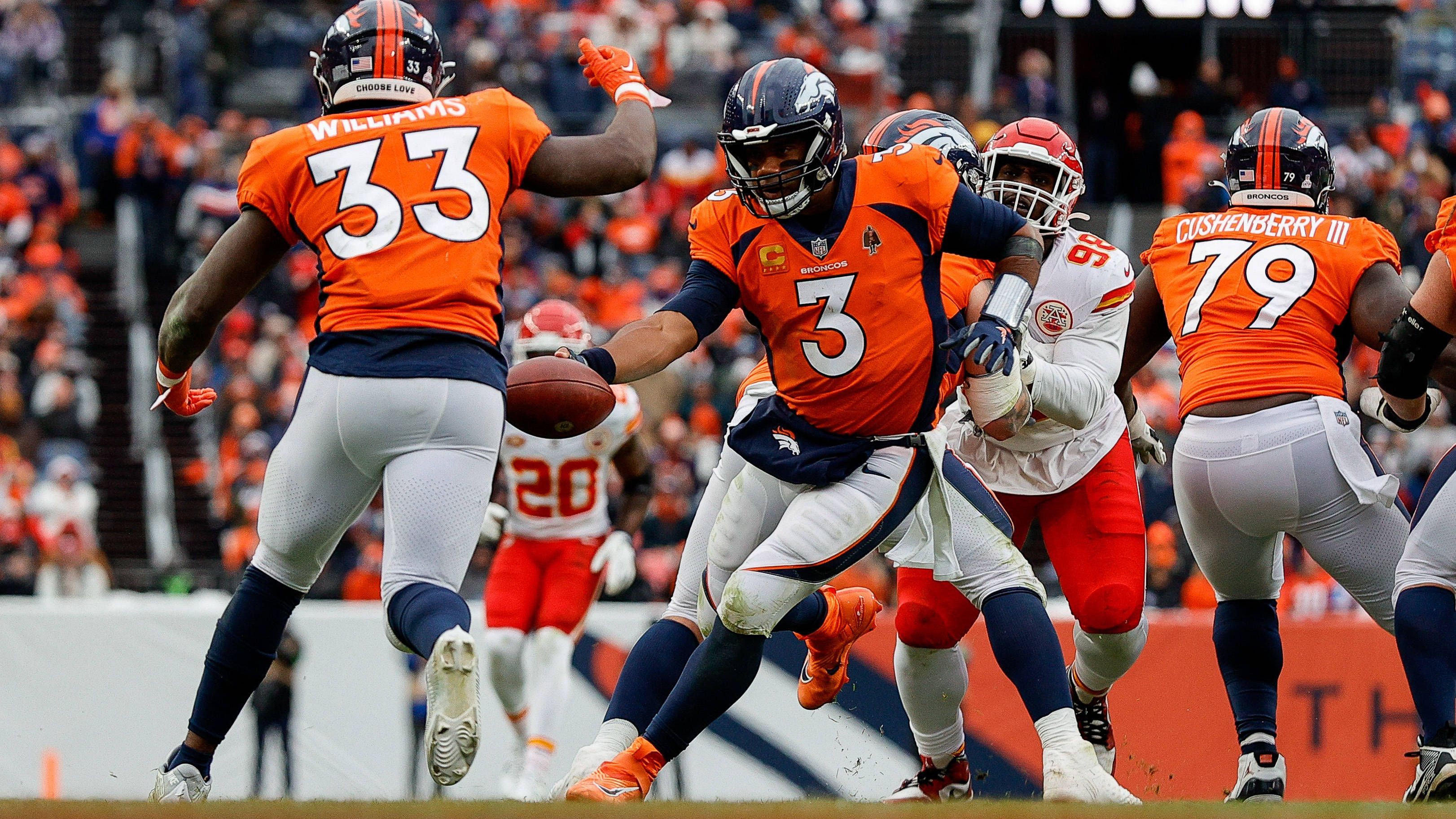 <strong>Gewinner: Russell Wilson (Denver Broncos)<br></strong>Diese Serie ist nun Geschichte! Mit einem dominanten 24:9 schlugen die Broncos die Übermacht aus Missouri. Die Defense hat zwar nominell besser gespielt, aber dieser Sieg ist Balsam für Wilsons Selbstbewusstsein. Nebenbei spielt der mit 16 Touchdowns, nur vier Interceptions und einem Rating von 101,7 statistisch eine prima Saison.