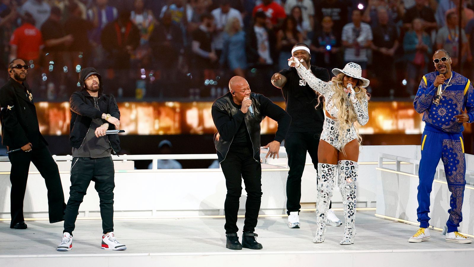 
                <strong>Halftime-Show beim Super Bowl LVI</strong><br>
                Während der Halftime-Show beim Super Bowl LVI (Video hier im Relive) zwischen den Cincinnati Bengals und den LA Rams (20:23) heizten unter anderem Snoop Dogg, Eminem und Mary J. Blige den Zuschauern im SoFi Stadium in Los Angeles ein. ran zeigt die Bilder zur Halftime-Show.
              