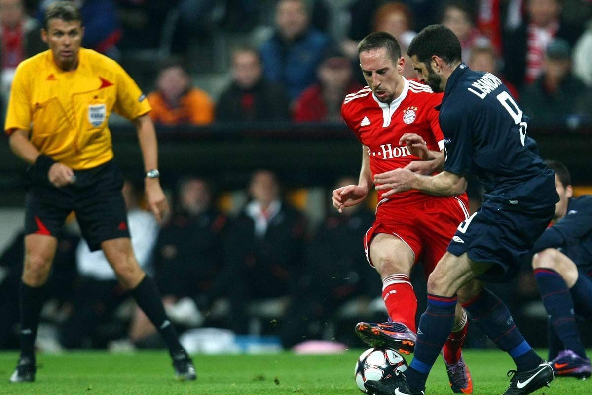 
                <strong>Franck Ribery</strong><br>
                Ein Foul mit Folgen: Im Champions-League-Halbfinale 2010 steigt Franck Ribery Lyons Lisandro Lopez auf die Füße. Roberto Rosetti entscheidet auf Tätlichkeit, die UEFA sperrt den Franzosen für drei Spiele, inklusive Finale gegen Inter Mailand.
              
