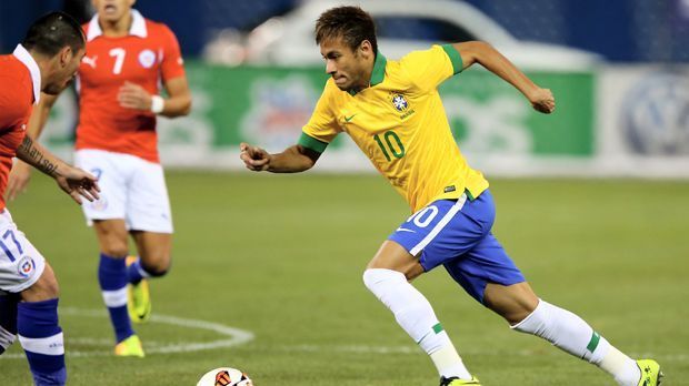 
                <strong>Neymar</strong><br>
                Neymar ist Brasiliens größte Hoffnung für die Weltmeisterschaft im eigenen Land. Im vergangenen Jahr wechselte der Jungstar vom FC Santos zum FC Barcelona. Bereits jetzt wird er mit WM-Größen wie Ronaldinho und Pele verglichen.
              