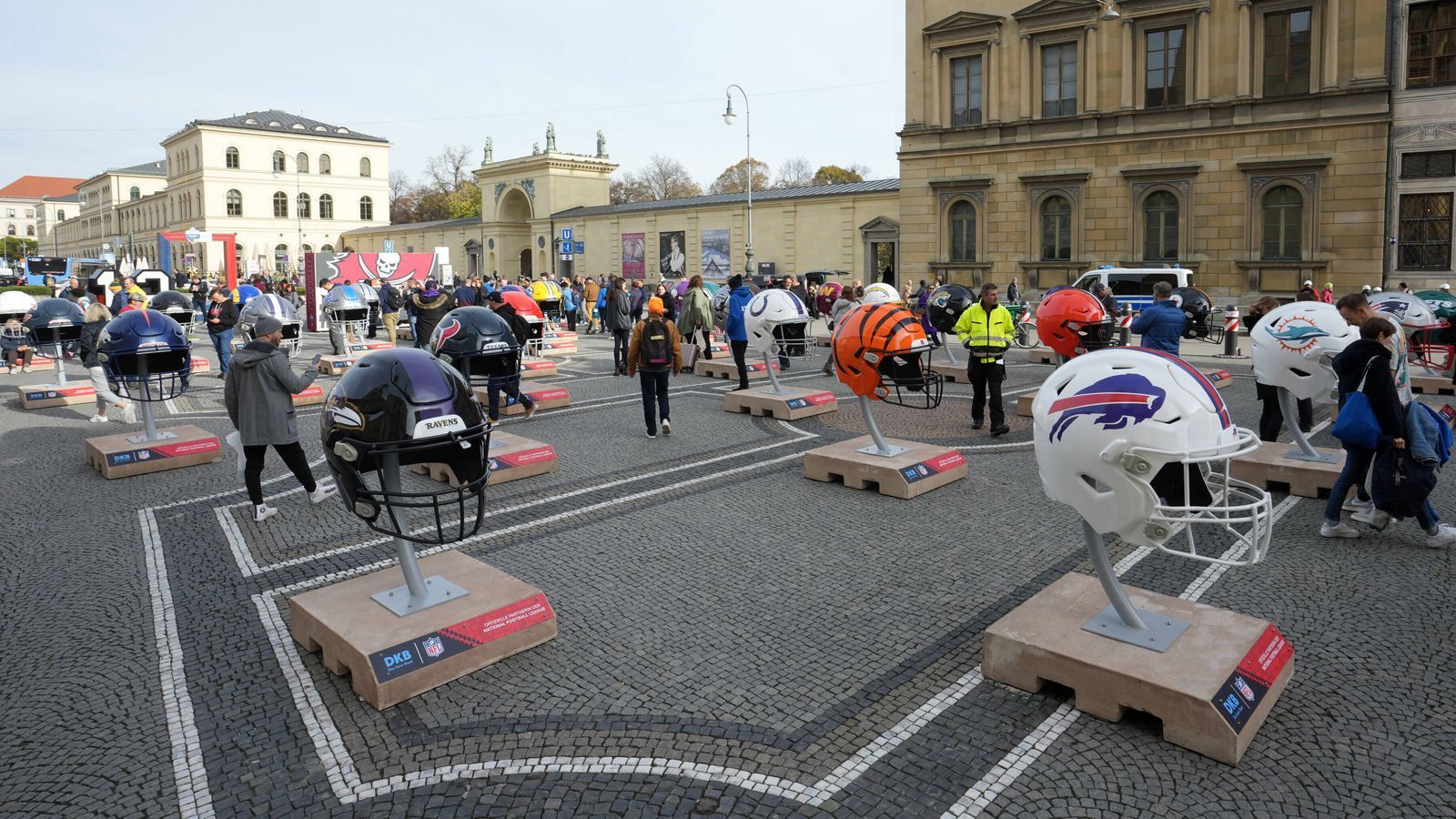 
                <strong>Helmausstellung am Odeonsplatz</strong><br>
                Am Odeonsplatz gab es schon Tage vor dem Spiel eine Ausstellung der Helme aller NFL-Teams. Eine beliebte Anlaufstelle für jeden Football-Fan, von der jede Menge Fotos in den sozialen Medien kursieren.
              