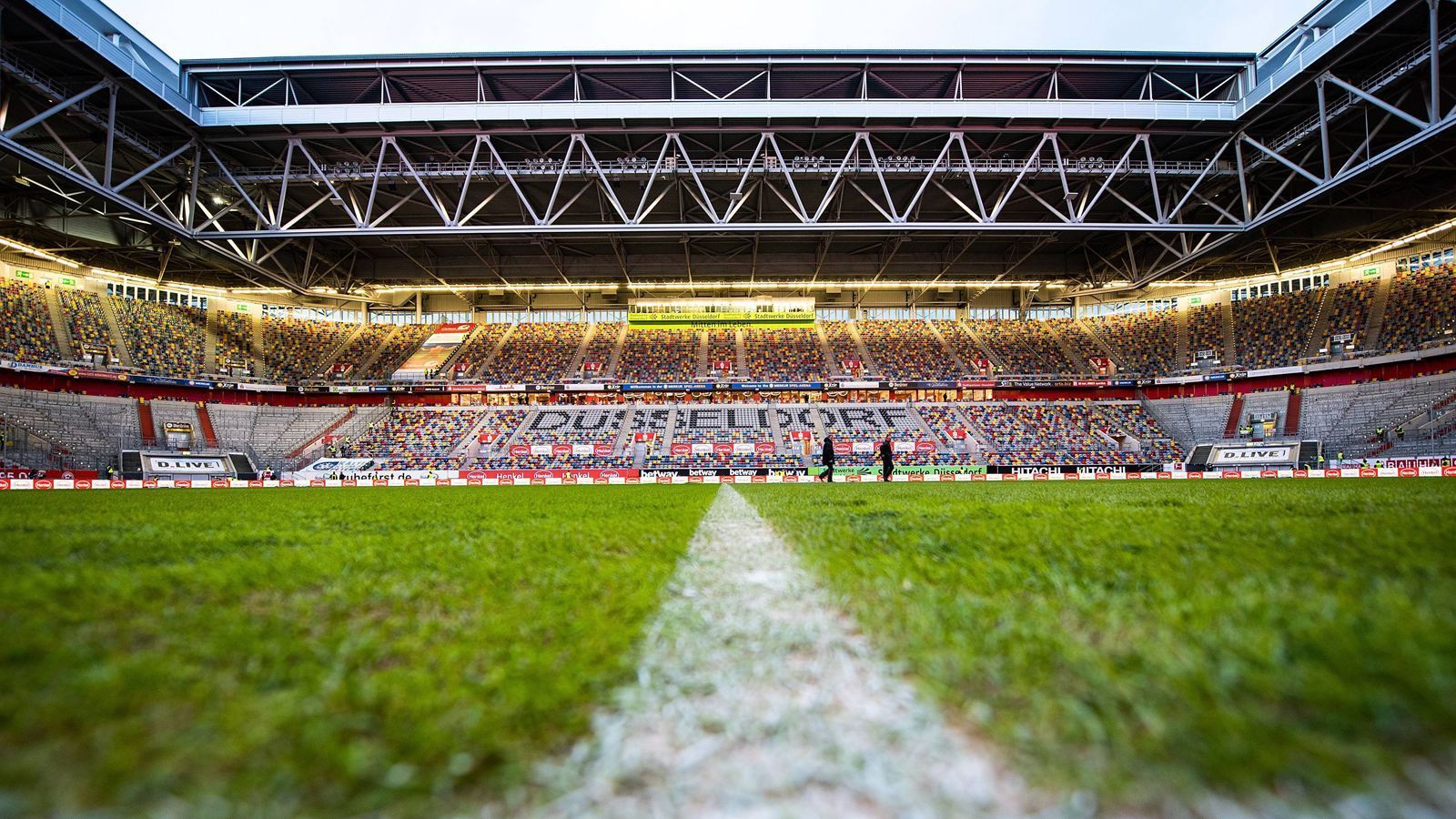 
                <strong>In Düsseldorf darf nur per Vorkasse gespielt werden</strong><br>
                Der Verein hat die Meldung auf seiner Website allerdings dementiert und bezeichnet die Aussagen als "mehr als verwunderlich. Eine Sperrung oder Nutzungsuntersagung des Stadions stand zu keinem Zeitpunkt zur Debatte." Im Moment steht also Aussage gegen Aussage. Für die kommende Saison möchte der KFC Uerdingen jedenfalls die Heimspiele nicht länger in Duisburg sondern in der Düsseldorfer Arena austragen. Deren Betreibergesellschaft ist aufgrund der Vorkommnisse allerdings vorgewarnt. Laut "RP Online" darf der KFC Uerdingen kommende Saison nur in das Düsseldorfer Stadion, wenn die Miete per Vorkasse gezahlt wurde.
              