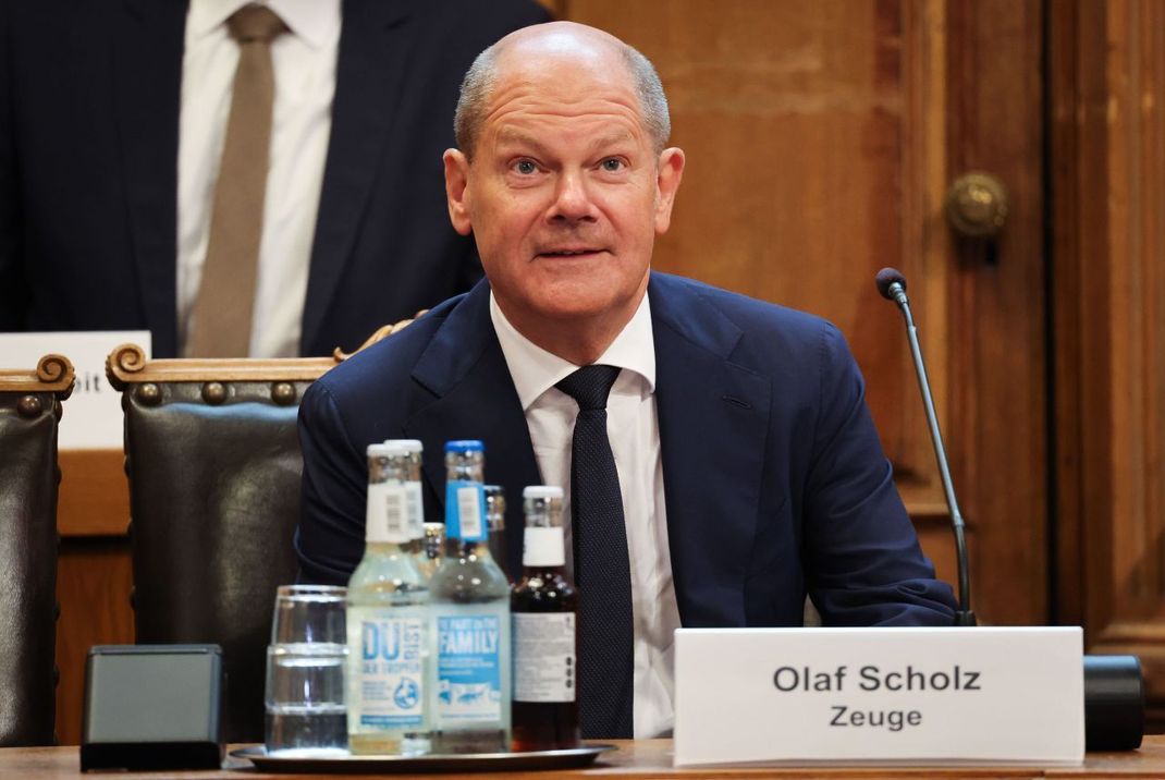 Zwischen 2016 und 2017 hatte sich Olaf Scholz mit Gesellschaftern der Warburg-Bank getroffen. Er bestreitet aber jegliche Einflussnahme auf Steuer-Entscheidungen zur Warburg-Bank. Die bisherigen Befragungen liefern keinen Hinweis darauf, dass Scholz lügen würde.