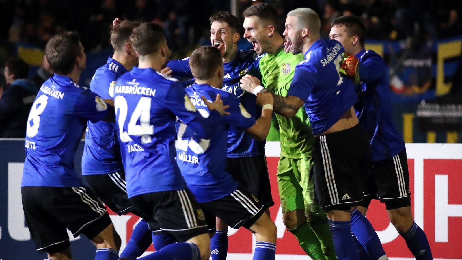 
                <strong>Ein Viertligist im Pokal-Halbfinale </strong><br>
                Ein Rekord ist dem 1. FC Saarbrücken schon vor dem Anpfiff sicher: sie sind der erste Viertligist in einem DFB-Pokalhalbfinale und wären bei einem Sieg gegen Bayer Leverkusen auch der erste Viertligist im DFB-Pokalfinale. Doch auch im Falle einer Niederlage gäbe es für die Saarländer einen Grund zum Feiern. Nach sechs langen Jahren in der Regionalliga Südwest wird der Traditionsverein in der kommenden Saison wieder im Profifußball angreifen können, der Aufstieg in die 3. Liga ist bereits sicher.
              