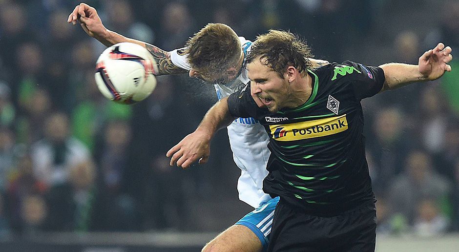 
                <strong>Tony Jantschke (Borussia Mönchengladbach)</strong><br>
                Tony Jantschke: Die Schalker Angriffe in der Anfangsphase laufen meist über Jantschkes rechte Seite, und das ein oder andere Mal kommt S04 auch bis an die Grundlinie. Vor allem Choupo-Moting kann sich zu Beginn das ein oder andere Mal gegen den Rechtsverteidiger durchsetzen. Nach und nach beißt sich Jantschke aber ins Spiel. In Minute 53 dann etwas zu bissig, Jantschkes Grätsche gegen Kolasinac zieht zu Recht die Gelbe Karte nach sich. Vor dem Elfmeterpfiff - den es eigentlich nicht geben darf - lässt Jantschke auf seiner Seite die Flanke zu. ran-Note: 4
              