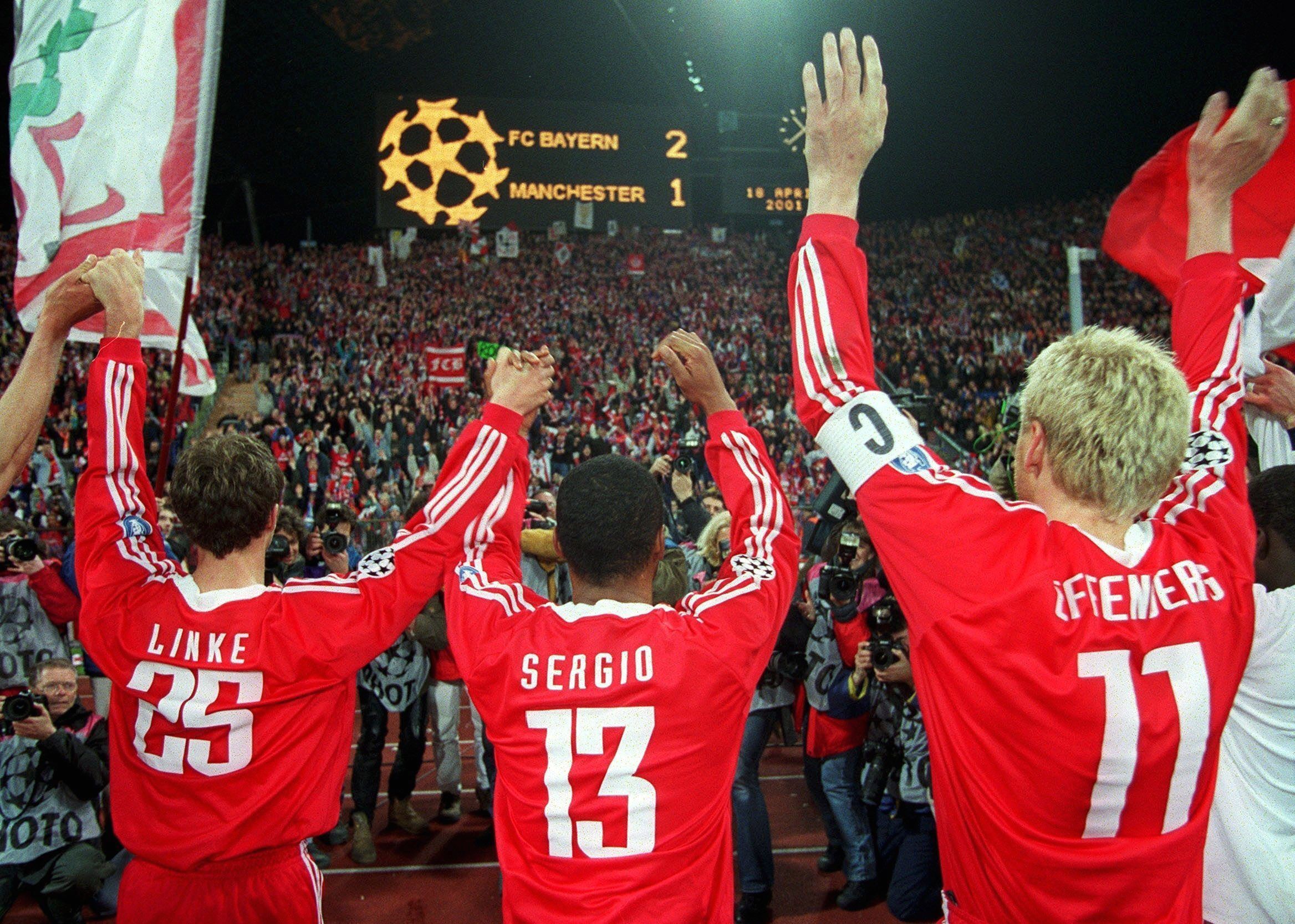 
                <strong>FC Bayern - ManUtd: 2:1 (2000/01, Viertelfinale, Rückspiel)</strong><br>
                Thomas Linke, Paulo Sergio und Stefan Effenberg feiern 2001 nicht nur den Sieg über United, sondern später auch den Titel in der Champions League. Im Finale gegen Valencia kommt es wieder zu einem Krimi, den die Münchner im Elfmeterschießen für sich entscheiden.
              