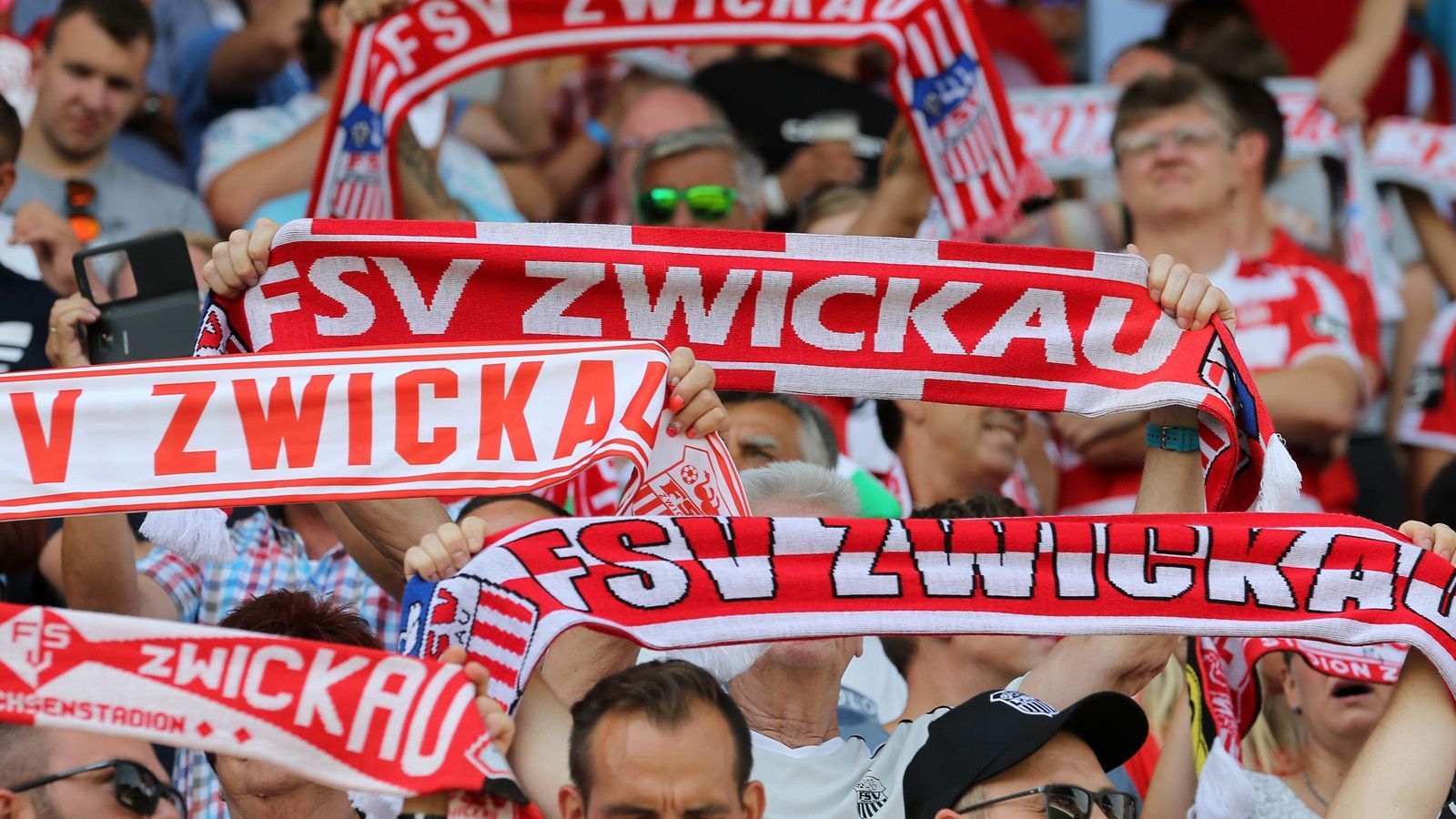 
                <strong>FSV Zwickau</strong><br>
                Überraschung! Die 3. Liga wird Ende Mai schon fortgesetzt.
              