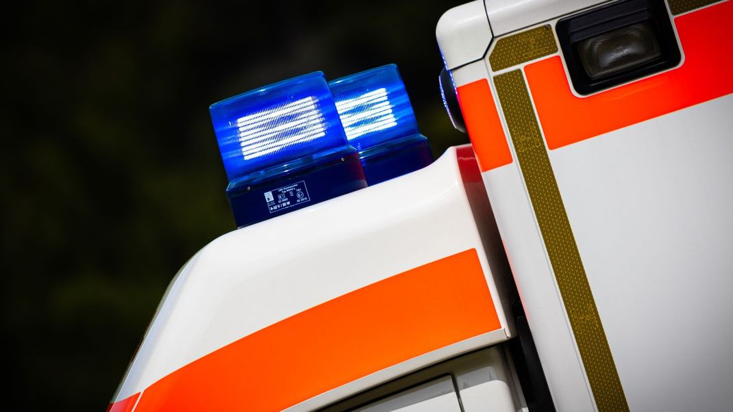 Beim Zusammenstoß eines Autos mit einem Minivan in der Grafschaft Bentheim ist ein drei Jahre alter Junge ums Leben gekommen.