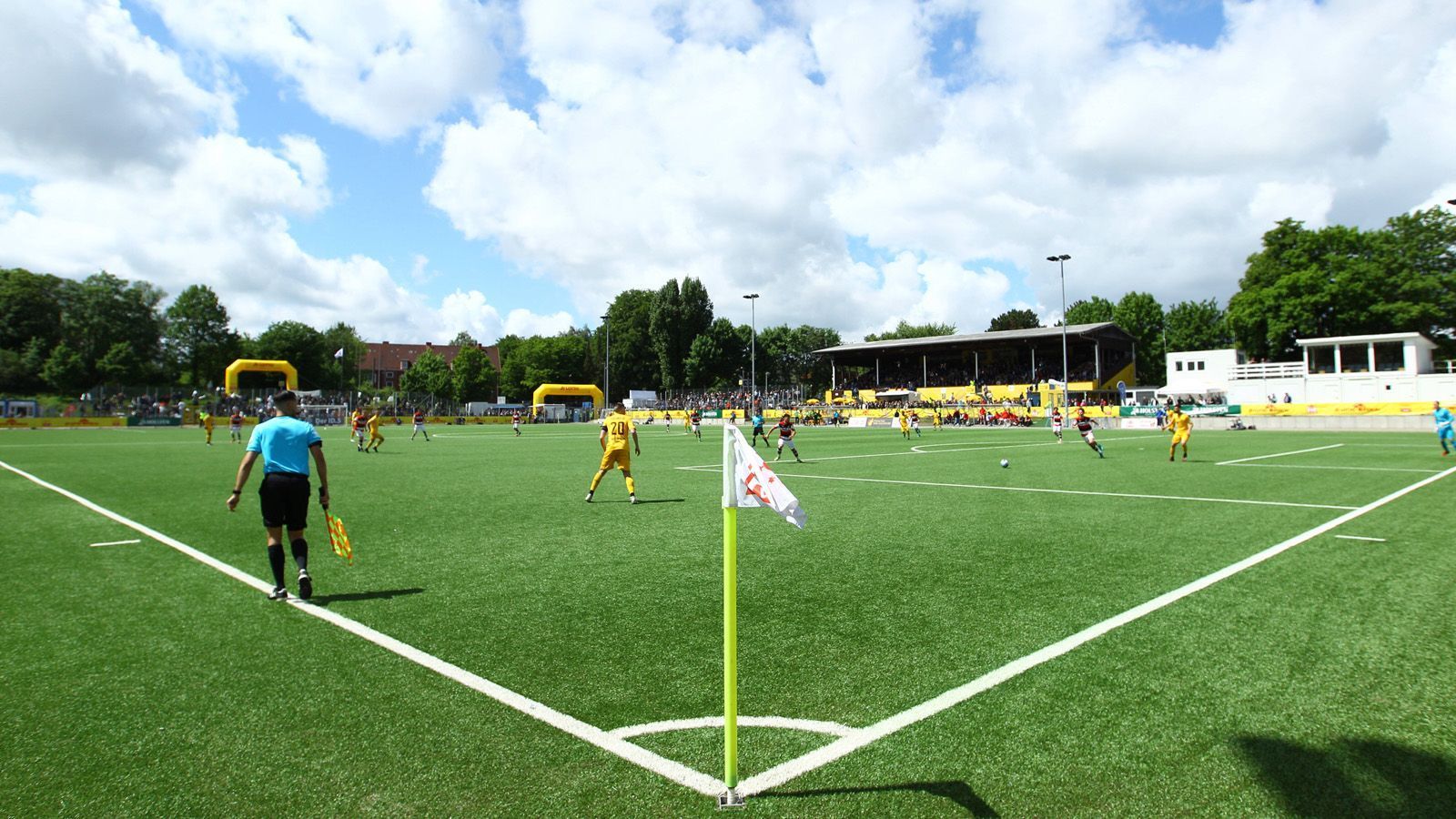 
                <strong>Stadion-Wirrwarr: Aus dem Heimspiel wird ein Auswärtsspiel</strong><br>
                Gerne hätte Teutonia das Pokalspiel in Hamburg ausgetragen. Im Stadion Hoheluft (Foto), wo der Verein seine Heimspiele derzeit austrägt, war das allerdings nicht möglich. Die beiden Profivereine Hamburger SV und FC St. Pauli wollten ihre Stadien ebenfalls nicht zur Verfügung stellen. Laut Trainer David Bergner war der Grund dafür, dass "RB Leipzig der Gegner ist. Angeblich wäre es anders gewesen, hätten wir einen anderen Verein zugelost bekommen. Für uns ist es mehr als traurig, wenn man gegen den einen Verein dort spielen dürfte und gegen den anderen nicht."
              