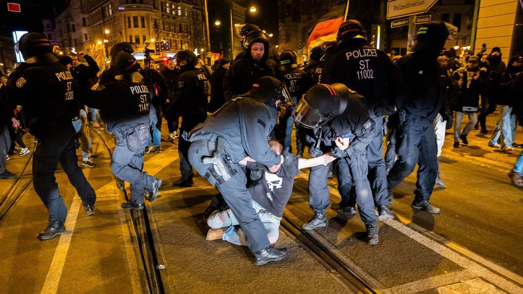 21. Dezember 2024, Magdeburg: Ein Mann wird bei einer Demonstration rechter Gruppierungen von Polizisten abgeführt. Nach der Attacke auf dem Magdeburger Weihnachtsmarkt am Vorabend hatten sich mehrere Hundert Menschen aus dem rechten Spektrum versammelt.