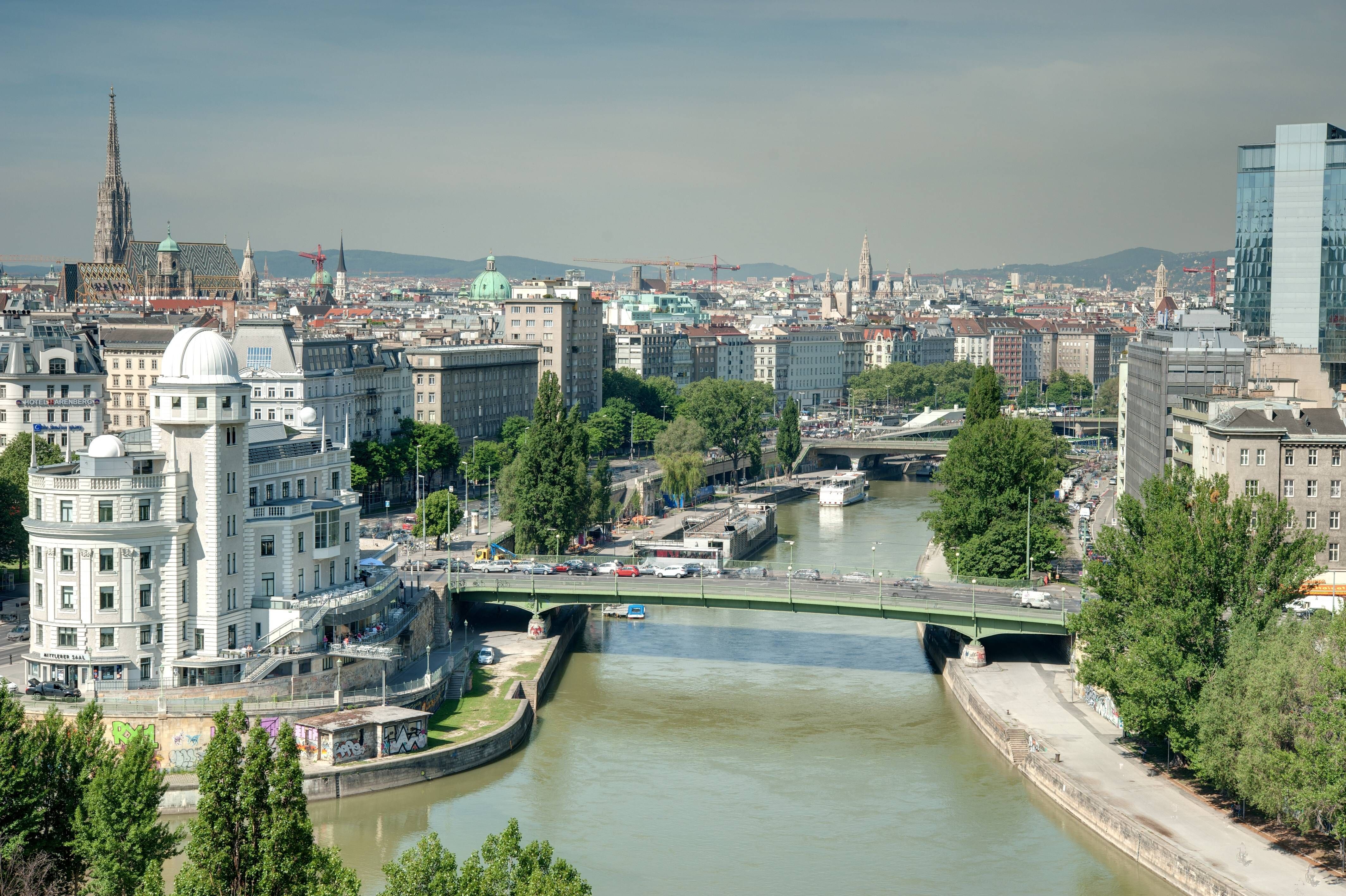 Alle Jahre wieder führt Wien die Liste der "lebenswertesten Städte" in verschiedenen Rankings an. Die österreichische Hauptstadt punktet mit einem reichhaltigen Kultur- und Freizeitangebot, guter Wasser- und Luftqualität und - ganz im Gegensatz zu anderen Metropolen - mit vergleichsweise günstigen Mietpreisen.