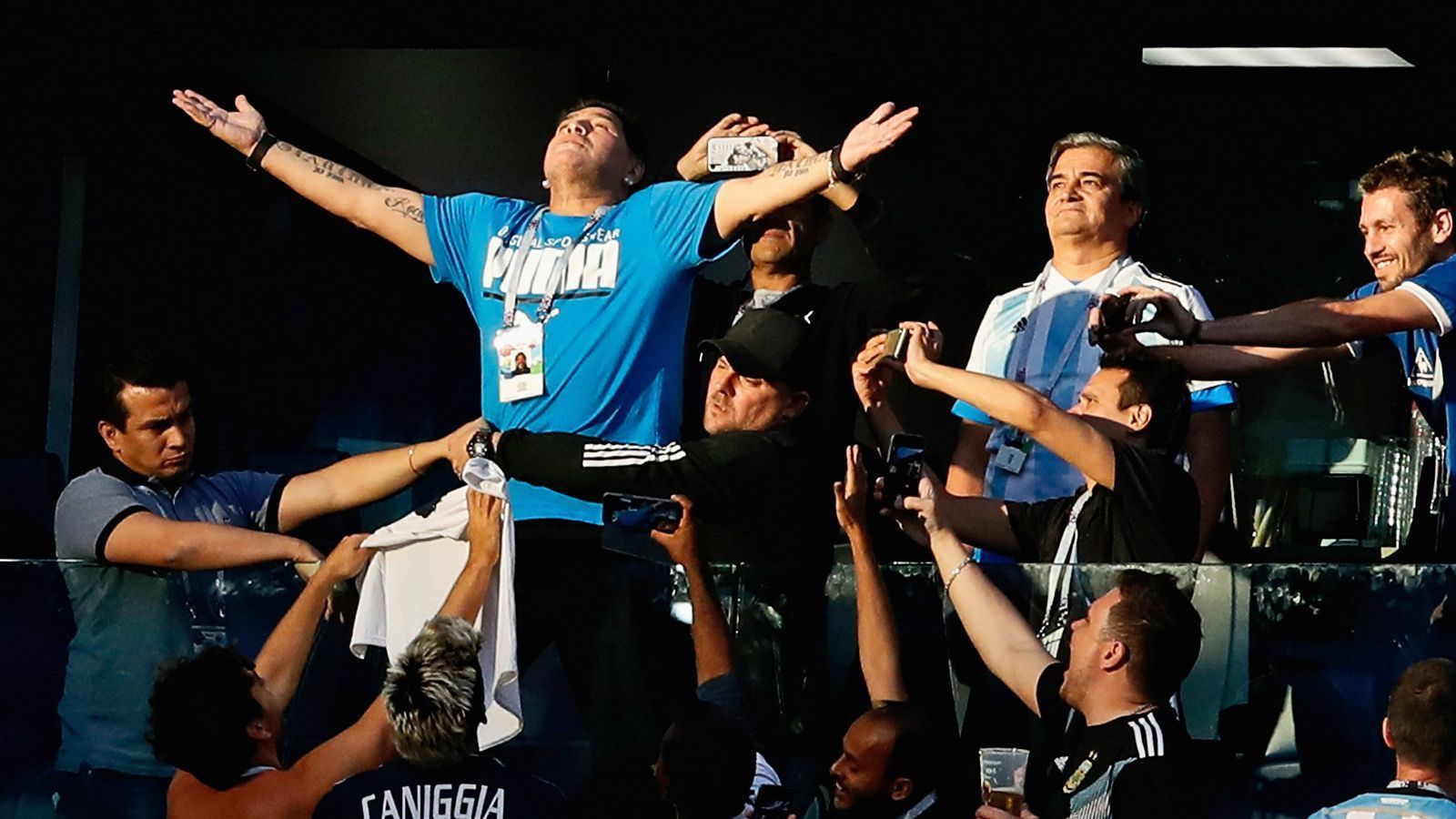 
                <strong>Maradona-Show auf Kosten der FIFA</strong><br>
                Während die Argentinier bei der WM auf dem Feld Magerkost boten, zeigte Diego Maradona auf der Tribüne stets seine ganz eigene Show. Entertainment pur, aber nicht umsonst! Die FIFA zahlt pro Spiel, das er sich im Stadion anschaut, schlappe 11.300 Euro. Damit nicht genug: Für jedes weitere offizielle Event, dass Maradona für die FIFA besucht, fließen weitere 11.300 Euro in seine Tasche - manchmal sogar mehr, wenn die Sponsoren noch einen Bonus oben drauf legen. Und damit dem Argentinier in der spielfreien Zeit auch nicht langweilig wird, gibt es für jeden Tag noch ca. 1.700 Euro Handgeld. Maradona hat damit die besten Bonus-Verhandlungen geführt. Auch Ex-Stars wie Samuel Eto'o, Ronaldo, Iker Casillas, Carles Puyol oder Xavi sind in Russland auf Kosten der FIFA dabei, kassieren aber nicht so viel wie die Hand Gottes.
              