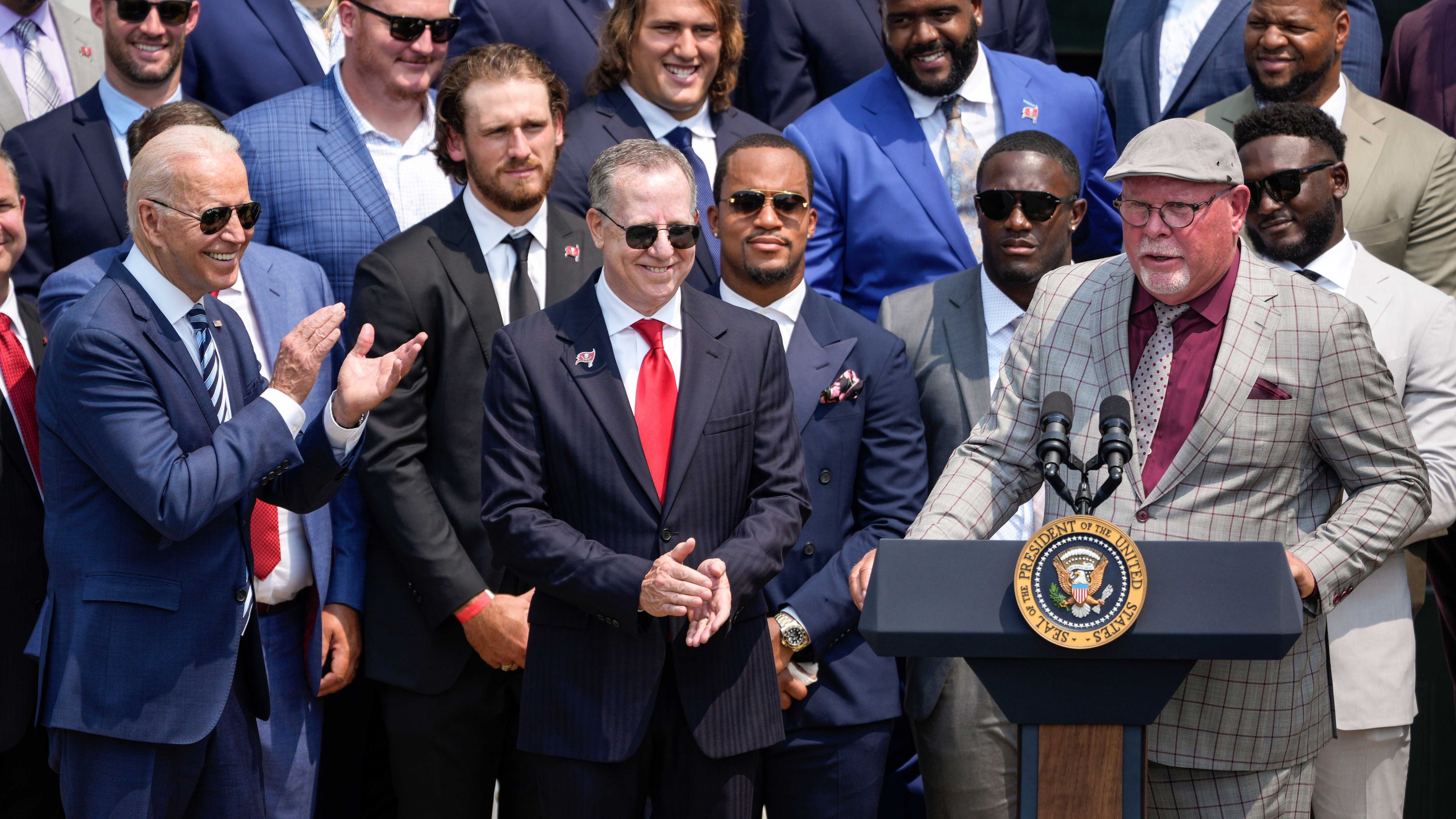 
                <strong>Auch Bruce Arians ergreift das Wort</strong><br>
                Head Coach Bruce Arians bedankte sich für die Einladung, auch seine Rede scheint bei Joe Biden Anklang gefunden zu haben. Auffällig: Der 68-Jährige hatte ordentlich Farbe im Gesicht und scheinbar einen kräftigen Sonnenbrand. 
              