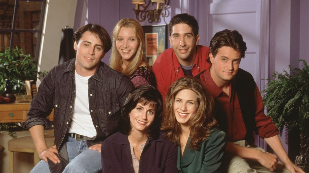 So jung! Joey (Matt LeBlanc), Phoebe (Lisa Kudrow), Ross (David Schwimmer), Chandler (Matthew Perry), Monica (Courteney Cox) und Rachel (Jennifer Aniston) in einer frühen Promo zu "Friends".