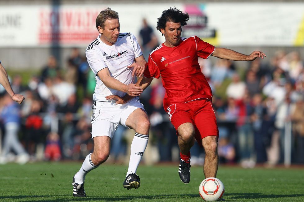 
                <strong>Karl-Heinz Riedle</strong><br>
                Karl-Heinz Riedle im Zweikampf mit Guido Buchwald. Beim ran Jahrhundertspiel sind beide in einer Mannschaft
              