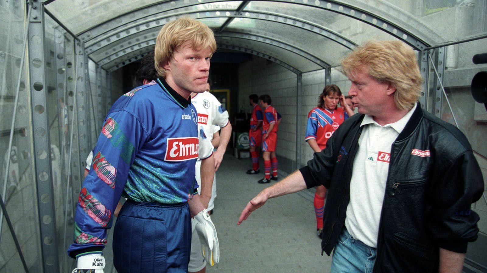 
                <strong>1994 zieht es Kahn von Karlsruhe nach München</strong><br>
                Doch Kahn geht bei seinem Heimatklub und unter Trainer Winfried Schäfer seinen Weg. 149 Pflichtspiele später, im Jahr 1994, verpflichtet Rekordmeister Bayern München den damals 25 Jahre alten Schlussmann für umgerechnet 2,3 Millionen Euro vom KSC.
              